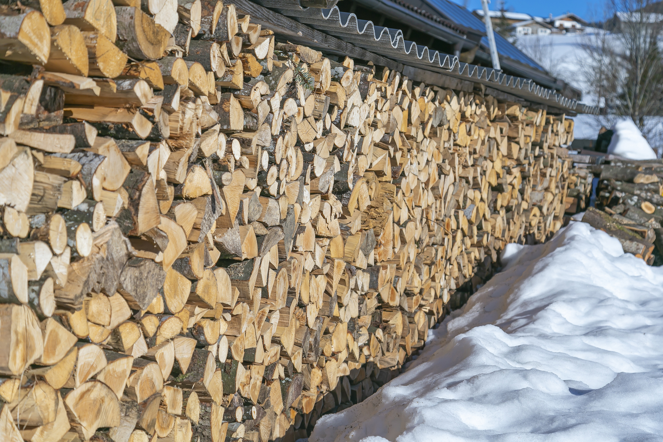 Storing firewood indoors and outdoors – what do you need to know?
